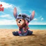 Stitch assis sur le sable d'une plage, mordant dans une poupée tiki en noix de coco, sous un ciel bleu éclatant.