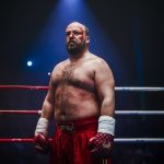 Portrait d'Alban Ivanov en boxeur ensanglanté, incarnant Luka Sanchez sur un ring de boxe dans le film Challenger.