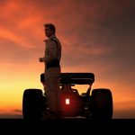 Silhouette du pilote Sonny Hayes (Brad Pitt) debout devant sa monoplace Apex GP sur un circuit, avec un ciel de coucher de soleil orange intense en arrière-plan.