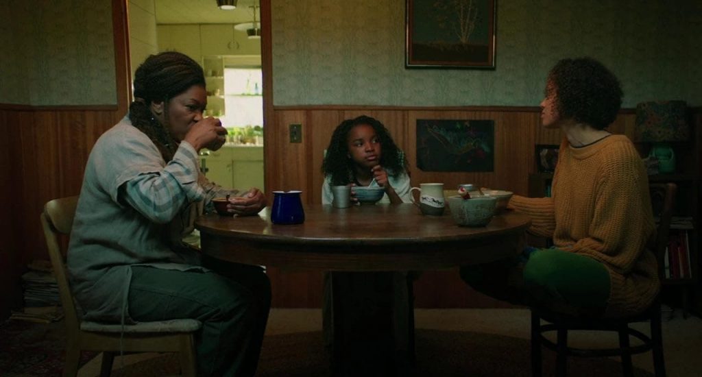 Trois femmes de trois générations différentes, interprétées par Lorraine Toussaint, Saniyya Sidney et Gugu Mbatha-Raw, assises autour d'une table en bois dans une cuisine rustique.