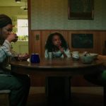 Trois femmes de trois générations différentes, interprétées par Lorraine Toussaint, Saniyya Sidney et Gugu Mbatha-Raw, assises autour d'une table en bois dans une cuisine rustique.