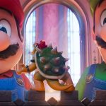 Image tirée du film d'animation Super Mario Galaxy, montrant Mario et Luigi, les deux personnages principaux avec leurs moustaches et leurs casquettes respectives (rouge et verte). Ils regardent vers le bas un petit Bowser avec sa carapace à épines verte. La scène se déroule dans une pièce élégante avec des ornements architecturaux et un grand miroir doré visible à l'arrière-plan.