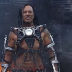 Mickey Rourke dans le rôle d'Ivan Vanko portant un exosquelette avec un réacteur arc lumineux sur le circuit de Monaco en flammes dans Iron Man 2.