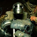 Première armure Mark I en métal forgé dans la grotte par Tony Stark et Yinsen dans le film Iron Man (2008).