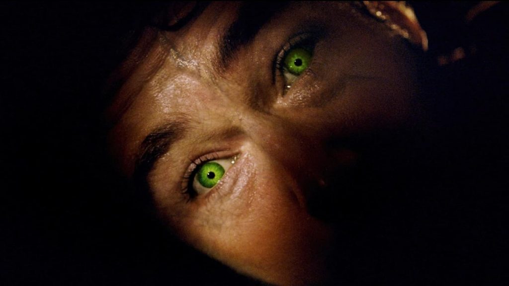 Gros plan sur les yeux verts froids et lumineux d'Edward Norton se transformant en Hulk dans L'Incroyable Hulk.