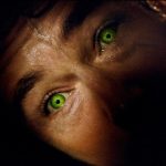 Gros plan sur les yeux verts froids et lumineux d'Edward Norton se transformant en Hulk dans L'Incroyable Hulk.